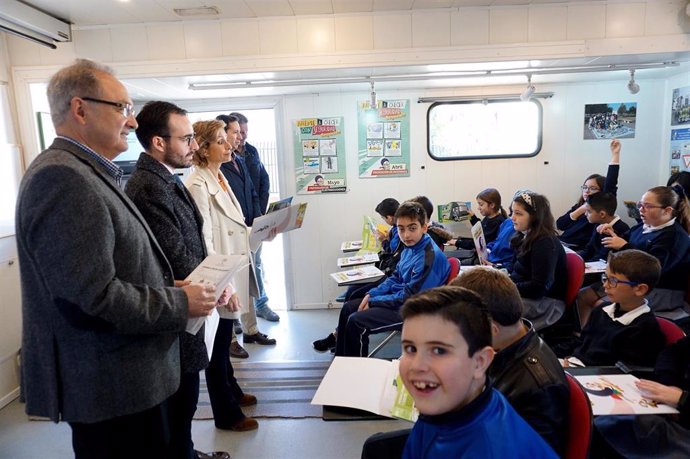 Herrador (segundo por la izda.) y Troncoso visitan el autobús de la campaña 'Aprende a Crecer con Seguridad'