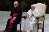 El Vaticano no suspende la audiencia general del Papa el miércoles pero limitará los encuentros cerrados