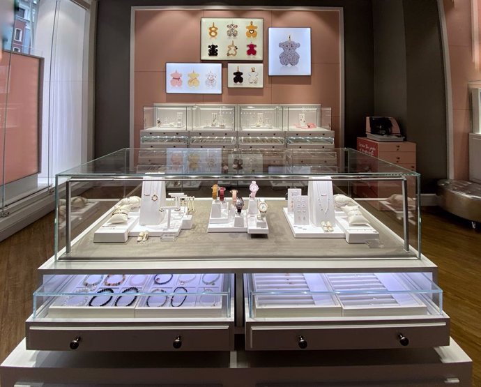 Interior de una tienda de Tous en Madrid el mismo día en el que se ha conocido que la Audiencia Nacional investiga a esta firma por una presunta estafa por la ausencia de relleno metálico en las joyas que venden, en Madrid a 21 de enero de 2020.