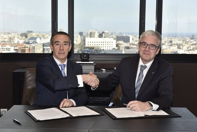 Juan Antonio Alcaraz y Jordi de Dalmases durante la firma del acuerdo