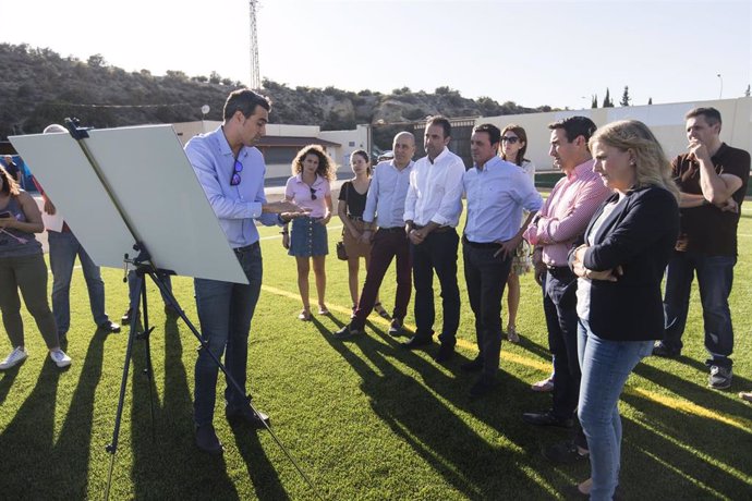 El presidente de la Diputación visita el campo de fútbol de Antas