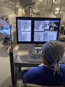 El doctor Vitor Mendes Pereira ve las imágenes de la colocación de un stent a control remoto para un aneurisma cerebral.
