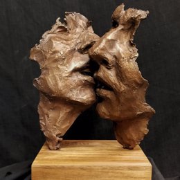Escultura del beso del escultor Martín Lagares.