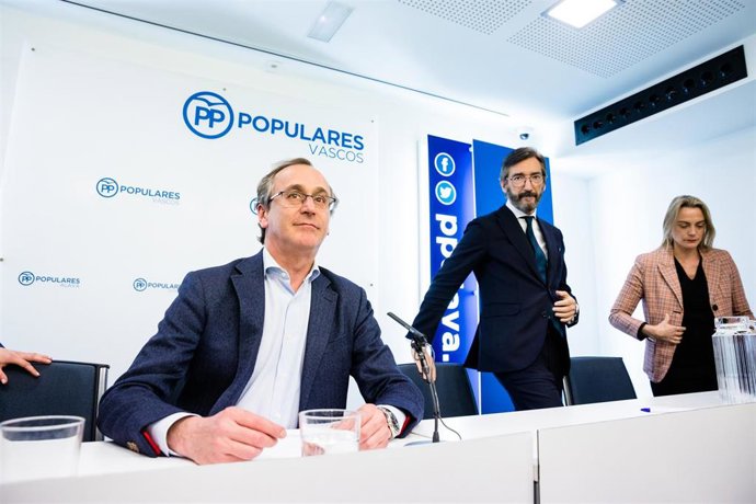 Alfonso Alonso; el presidente del PP de Álava, Iñaki Oyarzabal de Miguel; y la presidenta del PP de Bizkaia, Raquel González Diez-Andino, momentos antes del inicio de una reunión en Vitoria de la Junta Directiva 