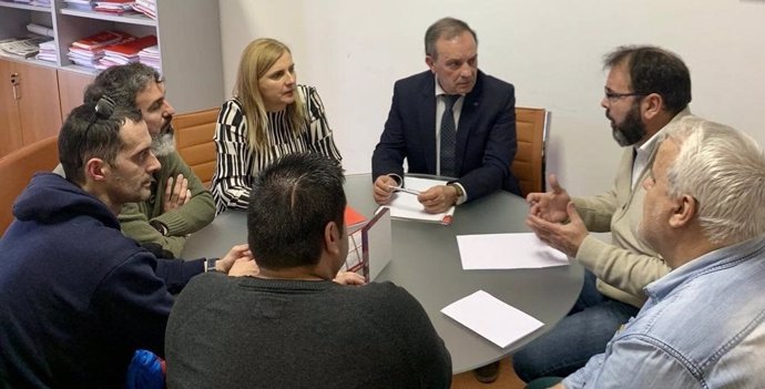 Reuión de la portavoz parlamentaria del PSOE, Noelia Cobo, con comité de Sniace