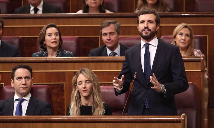 El presidente del PP, Pablo Casado, interviene en el turno de preguntas al presidente del Gobierno, Pedro Sánchez, en la primera sesión de control al Gobierno en la XIV Legislatura, en el Congreso de los Diputados, Madrid (España).