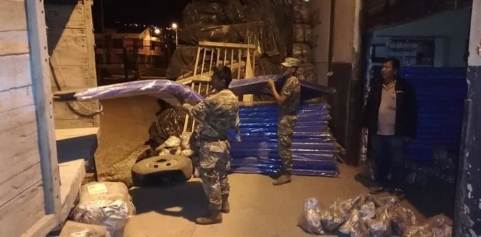 Miliares con ayuda tras una riada en Perú