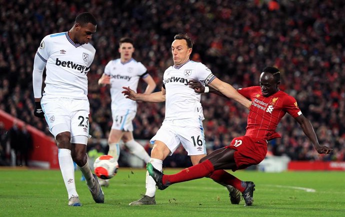 El jugador del Liverpool Sadio Mané ante los futbolistas del West Ham United Mark Noble e Issa Diop