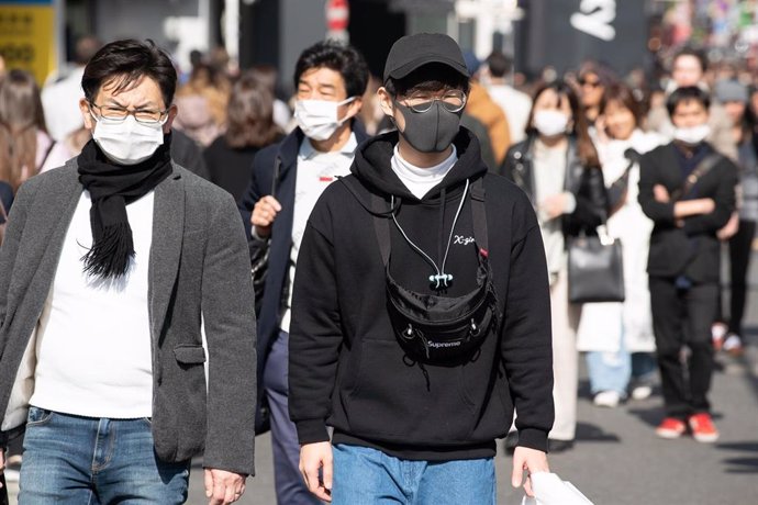 Ciudadanos japoneses con mascarilla en Tokio
