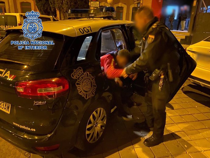 La Policía Nacional detiene al presunto autor de robar en el interior de al menos 4 vehículos en la ciudad de Murcia