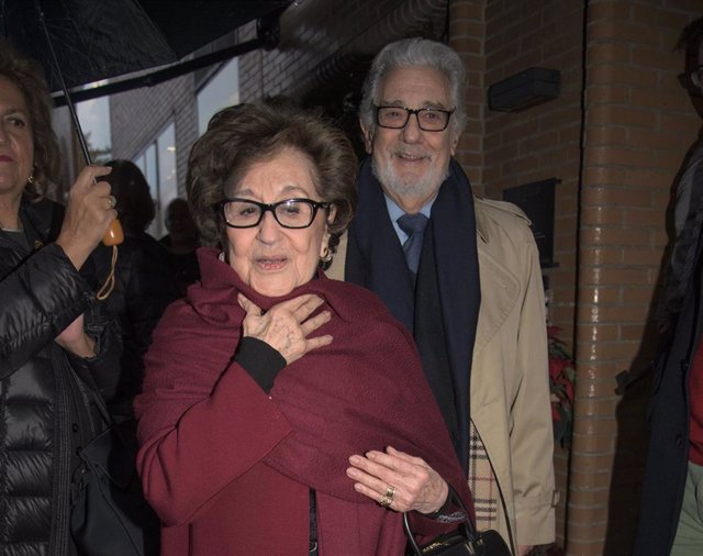 Plácido Domingo y su mujer en Madrid