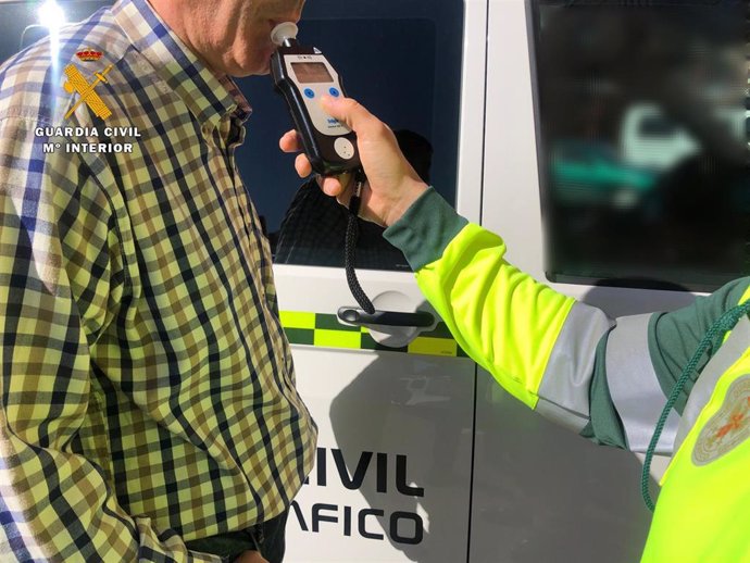 Un vecino de La Rioja alerta a la Guardia Civil sobre un conductor que quintuplicaba la tasa de alcoholemia en Navarrete. Fue detenido tras haber causado un accidente.