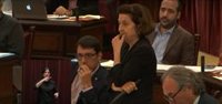 Una mujer interrumpe el pleno del Parlament balear para pedir justicia para los menores tutelados