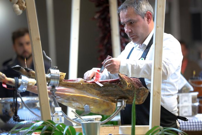 Un hombre corta jamón, en Madrid 