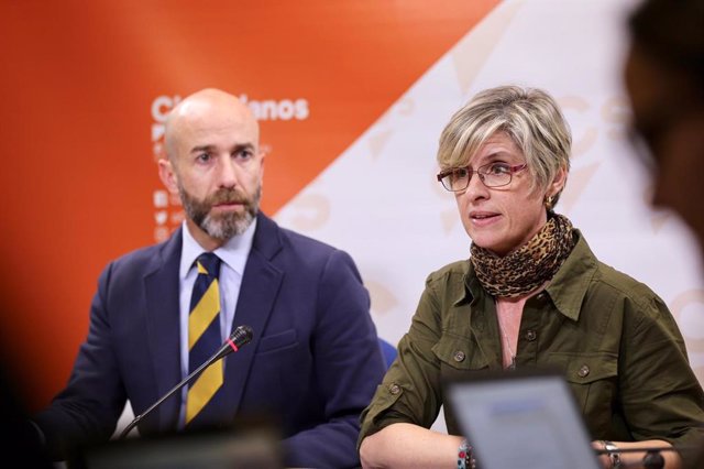 La concejal de Cs en Talavera Susana Hernández con el diputado regional de la formación naranja David Munoz.