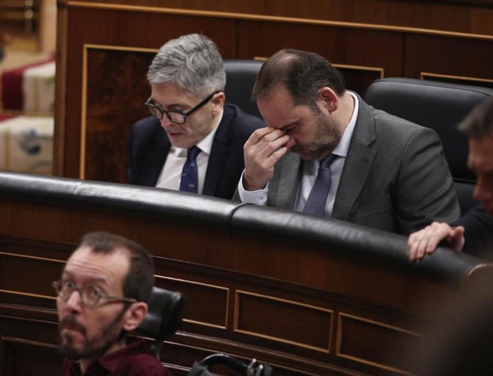 El ministro de Transportes, Movilidad y Agenda Urbana, José Luis Ábalos (dech) y el ministro del Interior, Fernando Grande-Marlaska (izq), durante una sesión de control al Gobierno en el Congreso de los Diputados, Madrid (España), a 19 de febrero de 202