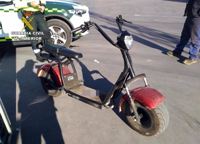Guardia Civil investiga al conductor de un patinete eléctrico de grandes dimensiones por carecer de permiso de conducción