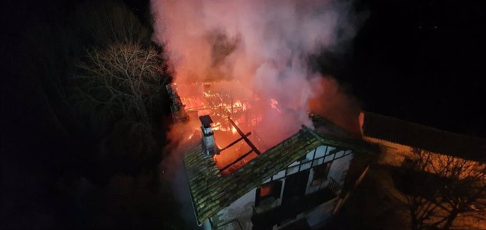 Un incendio destruye una casa en Irurozqui (Navarra)