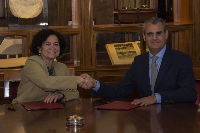 La rectora de la UGR, Pilar Aranda, y por el presidente del Colegio Oficial de Veterinarios de Granada, Francisco de Asís Muñoz Collado