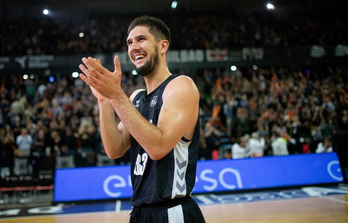 Axel Bouteille jugando con el Bilbao Basket
