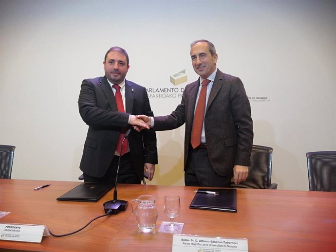 Unai Hualde y Alfonso Sánchez-Tabernero firman el convenio de colaboración entre el Parlamento y la Universidad de Navarra
