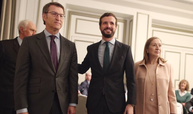 (izq-dch) El presidente de la Xunta de Galicia, Alberto Núñez Feijoo, el presidente nacional del Partido Popular, Pablo Casado, y la vicepresidenta segunda del Congreso, Ana Pastor.