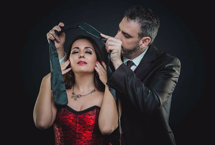 Momento del show "Hipnosis erótica" del mago mexicano Jorge Astyaro