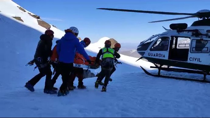 Imagen de un rescate de montaña de la Guardia Civil en Sierra Nevada