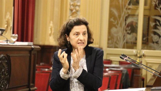 La consellera de Asuntos Sociales y Deportes, Fina Santiago, en el Parlament, en una imagen de diciembre.