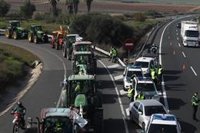 Cinco mil tractores y 16.000 agricultores cortan en Sevilla la A-49, A-92, AP-4 y A-4 en protestas simultáneas