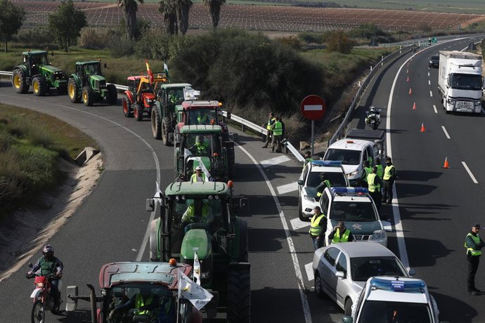 Sevilla.-Cinco mil tractores y 16.000 agricultores cortan la A-49, A-92, AP-4 y 