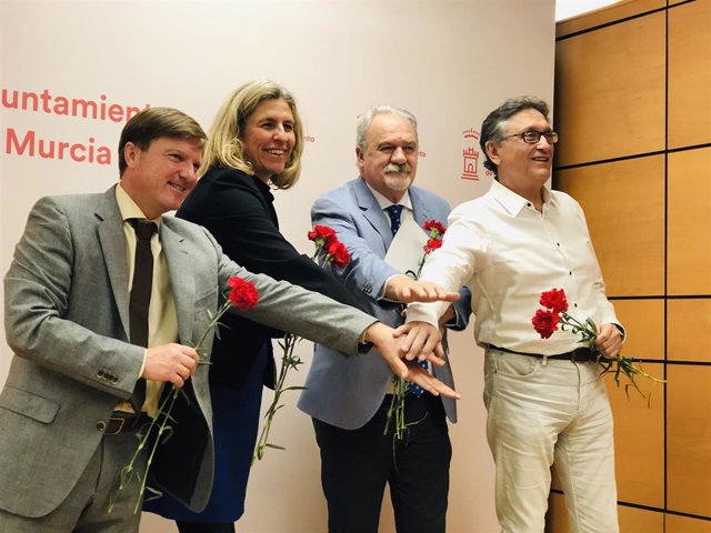 La concejala de Agenda Urbana y Gobierno Abierto, Mercedes Bernabé, en el centro junto a Asensio Piqueras, presidente de Palin, presentan la próxima Feria del Libro, las bases y el cartel