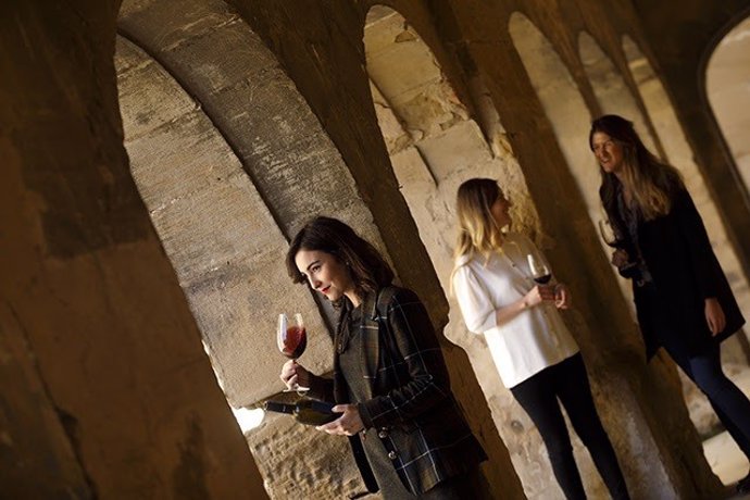 Una serie de jovenes toman vino de Rioja