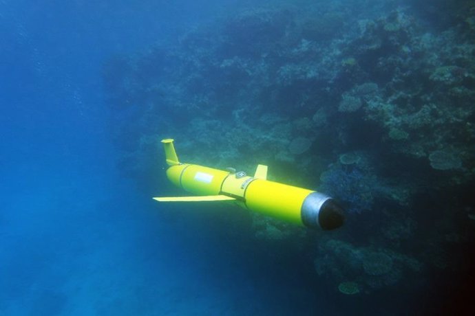 Un planeador submarino recoge información oceanográfica sobre un arrecife de coral.