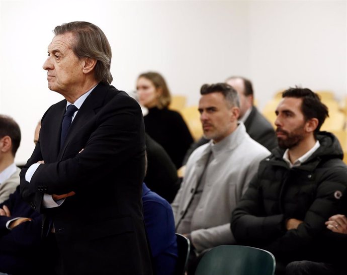 El expresidente del Club de Fútbol Osasuna, Miguel Archanco (izq),  durante la primera jornada del juicio por supuestos amaños de partidos en la temporada 2013-2014, en Pamplona /Navarra, a 20 de enero de 2020.