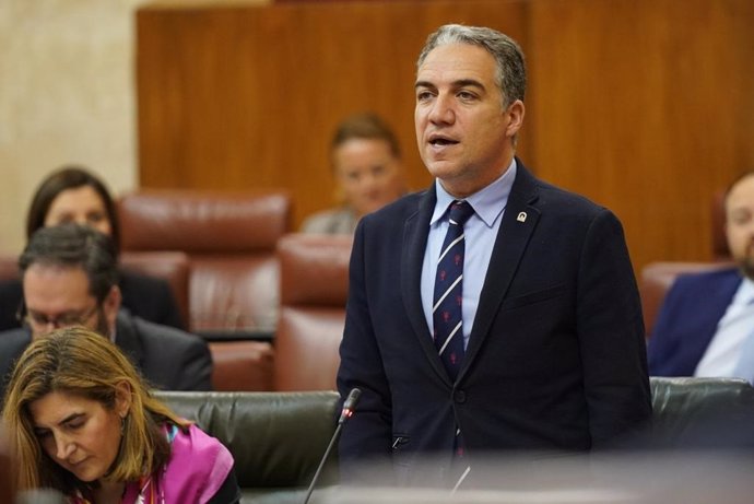 El consejero de la Presidencia, Administración Pública e Interior, Elías Bendodo, en el Pleno del Parlamento en una imagen de archivo 