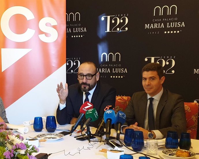 El eurodiputado de Cs, Jordi Cañas, con el portavoz de Cs en el Parlamneto andaluz, Sergio Romero