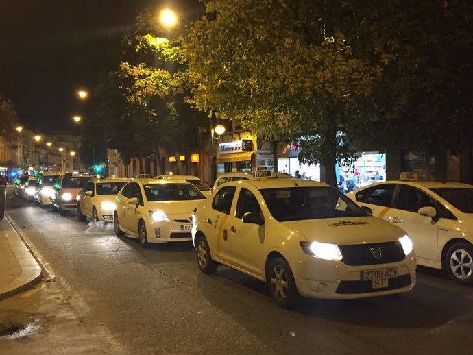 Taxis circulando por Sevilla en una imagen de archivo