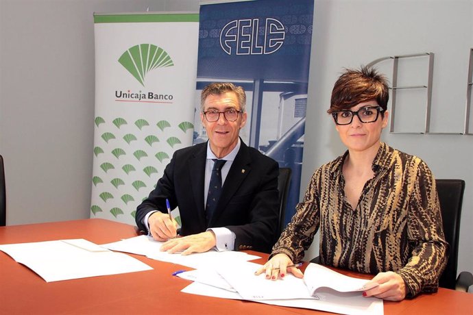 La Directora Territorial de Unicaja Banco en León, Marga Serna, y el presidente de FELE, Javier Cepedano, en la rúbrica de la firma del acuerdo de colaboración.