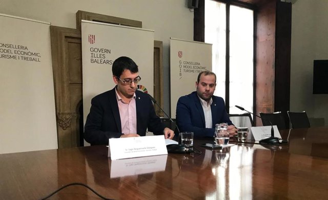 El conseller de Medio Ambiente y Territorio, Miquel Mir, junto con el de Modelo Económico, Turismo y Trabajo, Iago Negueruela, en rueda de prensa