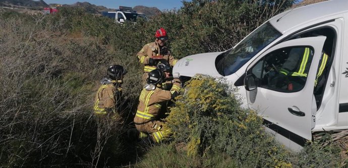 Servicios de emergencia rescatan y trasladan al hospital al conductor de un vehículo accidentado en Lorca