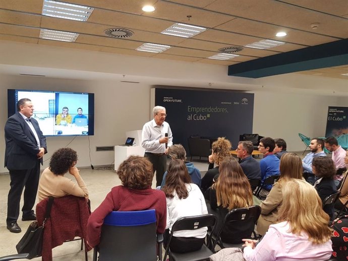 El consejero de Economía, Conocimiento, Empresas y Universidad, Rogelio Velasco, participa en diciembre de 2019 en un encuentro con emprendedores en El Cubo, el espacio de aceleración de empresas de la iniciativa Andalucía Open Future