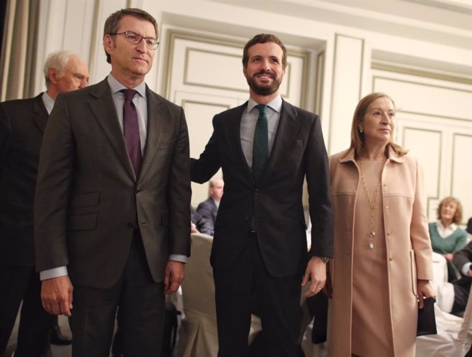 (izq-dch) El presidente de la Xunta de Galicia, Alberto Núñez Feijoo, el presidente nacional del Partido Popular, Pablo Casado, y la vicepresidenta segunda del Congreso, Ana Pastor, posan en el Desayuno informativo de Nueva Economía Forum celebrado en H