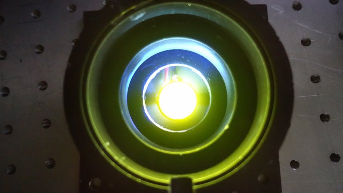 LED con el material que contiene las proteínas fluorescentes.