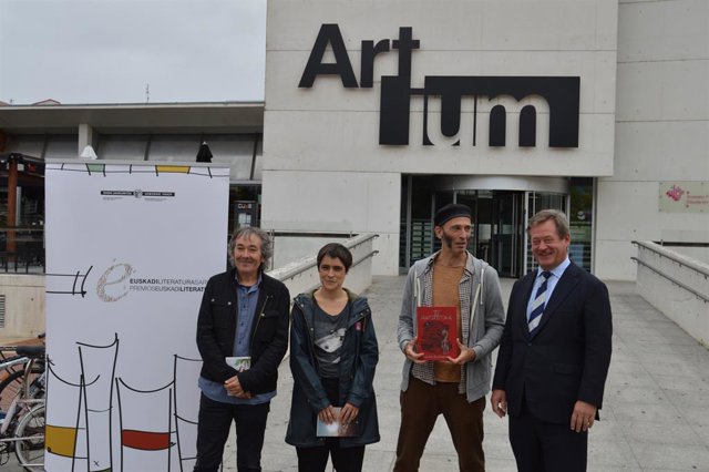 Iazko sarituetako batzuk, Bingen Zupiria sailburuarekin