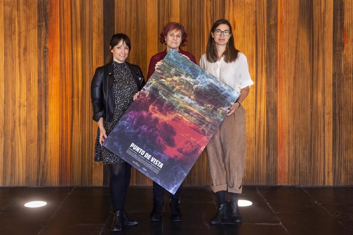 Teresa Morales de Álava, la consejera Esnaola y Garbiñe Ortega posan con el cartel del festival