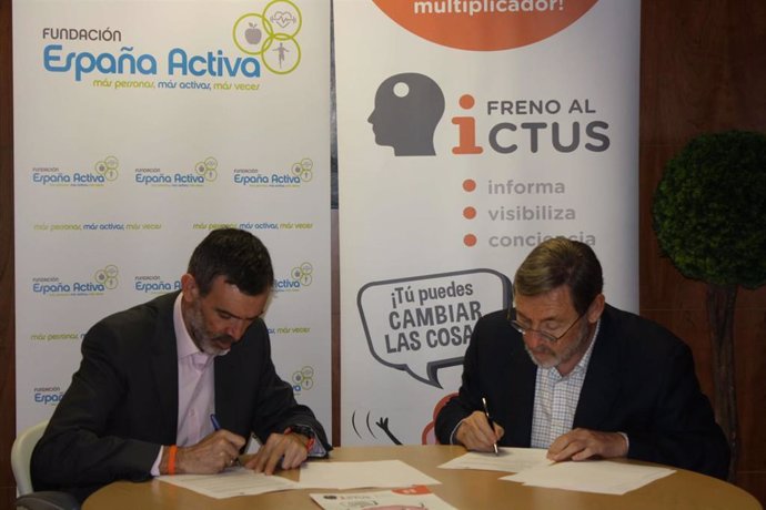 Los presidentes del Freno al Ictus, Julio Agredano, y de la Fundación España Activa, Jaime Lissavetzky, firman un acuerdo de colaboración