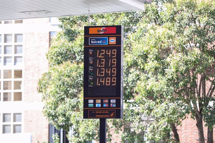 Imagen del panel donde se muentran los precios actuales de la gasolina en una gasolinera de Madrid.