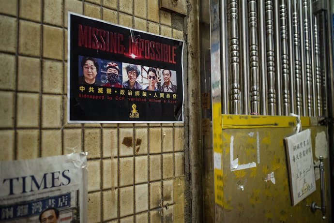 Cartel con los cinco libreros de Hong Kong desaparecidos