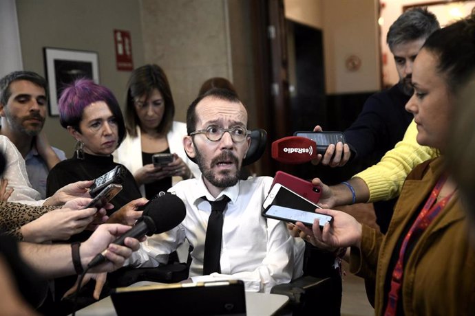 El portavoz de Unidas Podemos en el Congreso de los Diputados, Pablo Echenique, atiende a los medios de comunicación tras la junta de Portavoces del Congreso de los Diputados, en Madrid (España), a 11 de febrero de 2020.